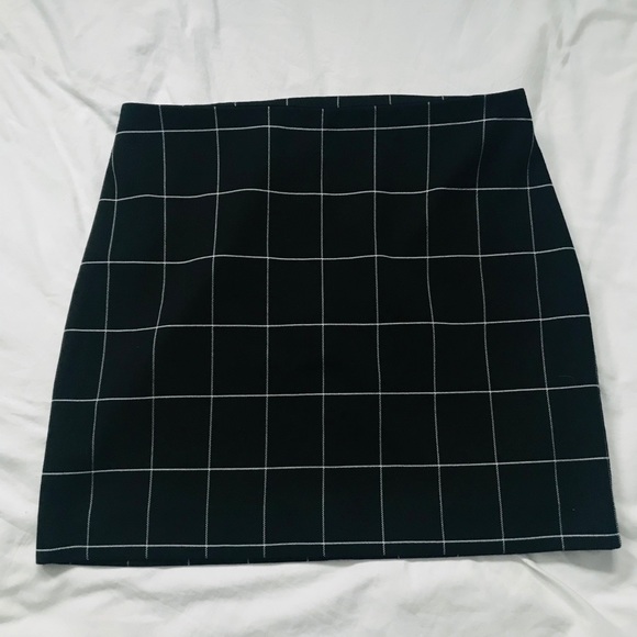H&M Dresses & Skirts - 🪴 H&M black striped mini skirt with gold zipper